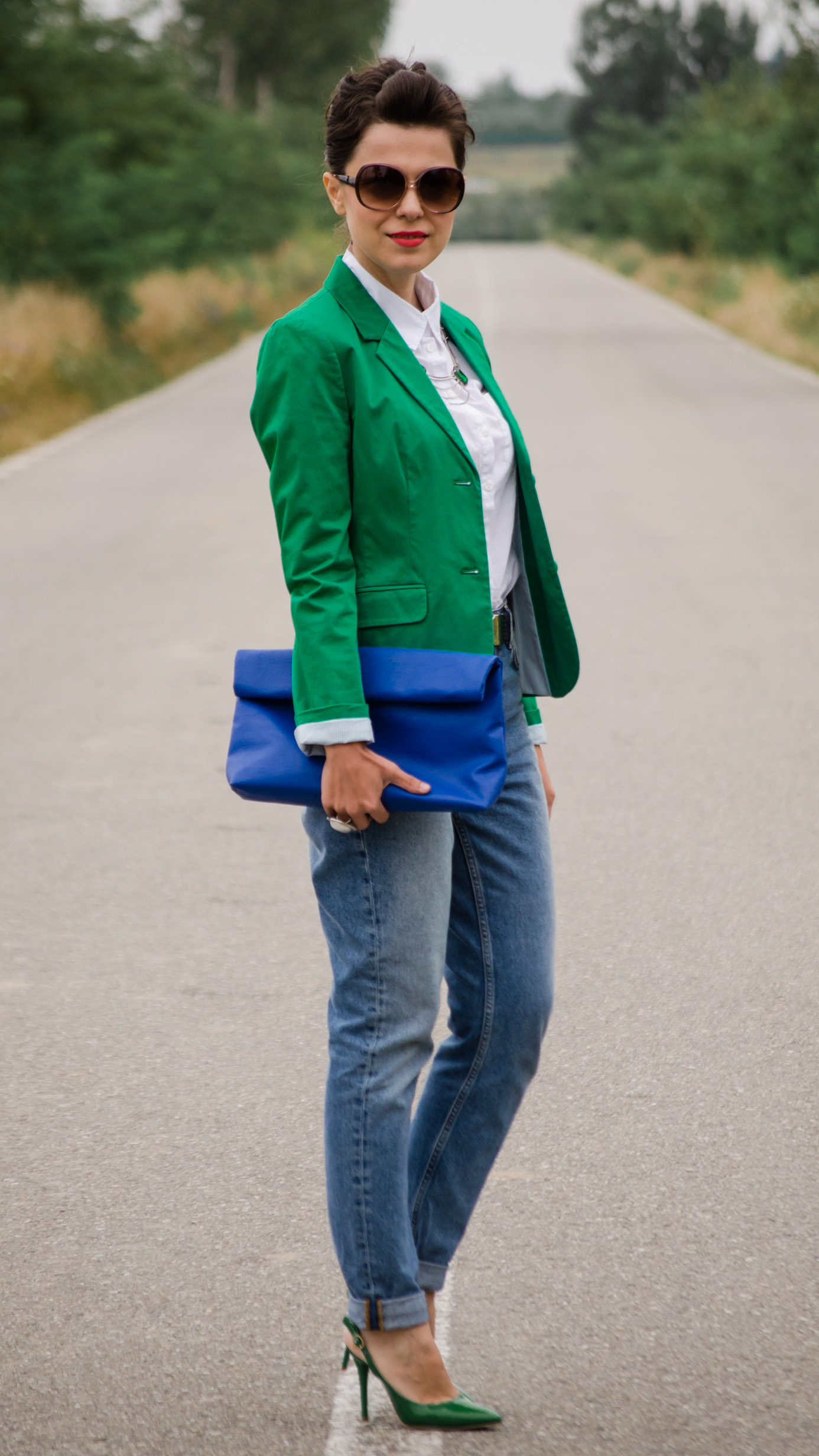 mom jeans emerald green blazer white loose boyfriend shirt blue clutch green heels H&M benvenutti s.oliver