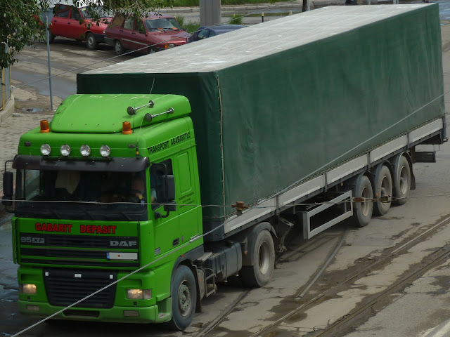 DAF 95 XF 430 4x2 Truck Green + Green Curtain Trailer