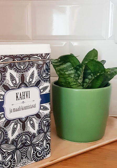 sisustus kahvi syksy kynttilä tunnelma olohuone kynttilänjalkja talja H&M vihreä anopinhammas tikkurila