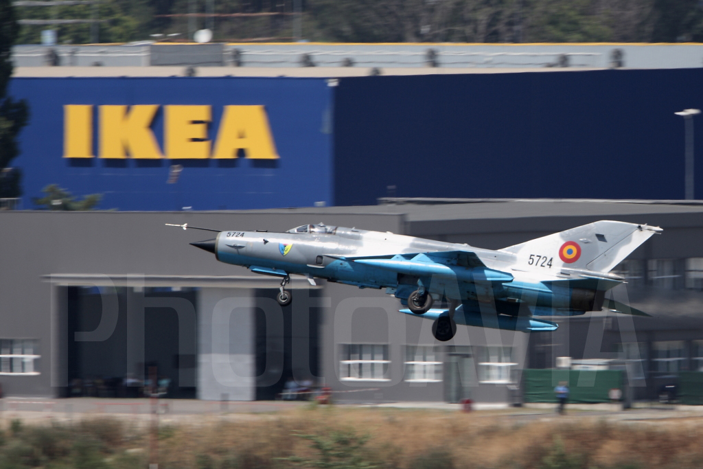 MIG-21+LANCER+5724+RUMANO+BUCAREST+AIRSHOW+2012.jpg