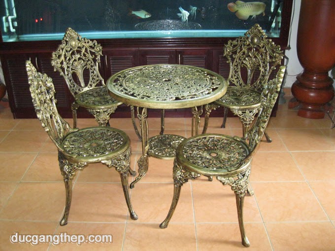 Bàn ghế cổ điển kiểu dáng sang trọng - 9,600,000 vnd Bàn ghế cổ điển kiểu dáng sang trọng - 9,600,000 vnd