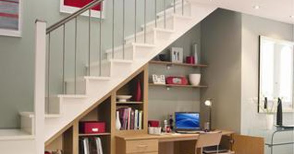 Sillas y Escritorios: Escritorio bajo escaleras