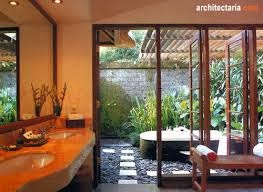 Kamar mandi minimalis dengan batu alam
