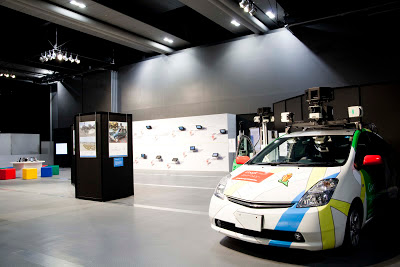 ストリートビューを実際に撮影している車が展示にあることを示す画像。