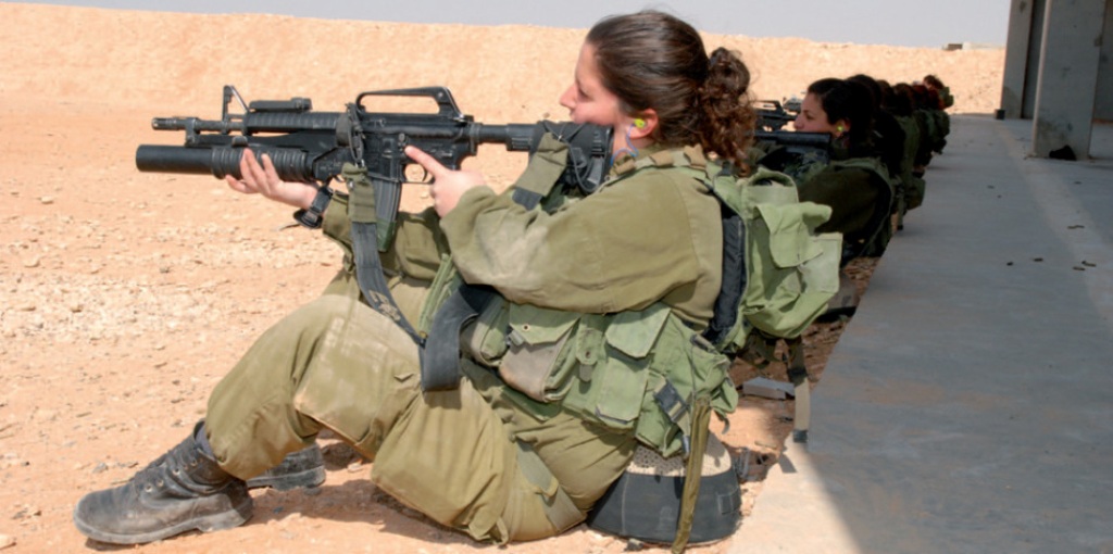 Israeli+female+soldiers+shopping+and+leisure+travel+beach+gun+their+hands+Israeli+female+soldiers+to+participate+in+the+live-fire+exercises+Leisure+on+the+beach+%25283%2529.jpg