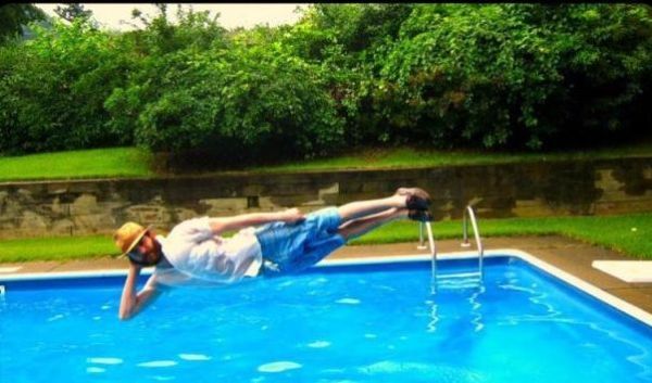 Прикольные фото - Пролетая над бассейном