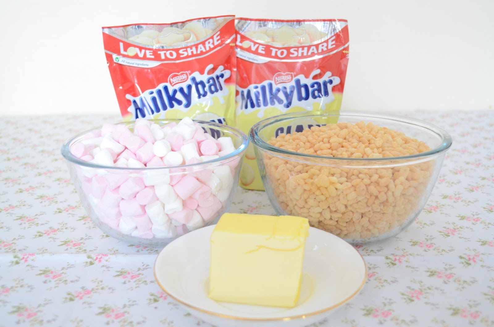 white chocolate marshmallow rice crispy cakes