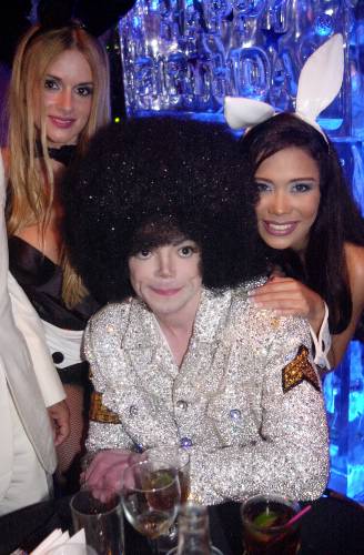 Michael Jackson na festa de aniversário para Al Malnik | 14 de Junho de 2003  Michael+Jackson+At+a+birthday+party+for+Al+Malnik+at+The+Forge+in+Miami+14+june+2004+%2817%29