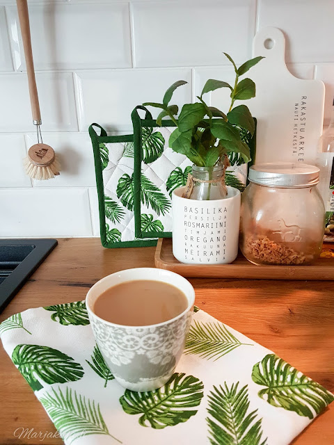 sisustus kahvi syksy kynttilä tunnelma olohuone kynttilänjalkja talja H&M kahvi kahvikuppi keittiö