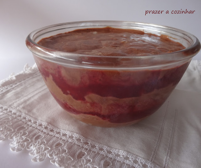 prazeracozinhar - Mousse de chocolate com calda de morangos e framboesas
