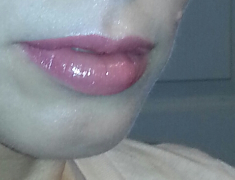 Miranda Kerr's Slick Knot and Rosy Makeup at Louis Vuitton