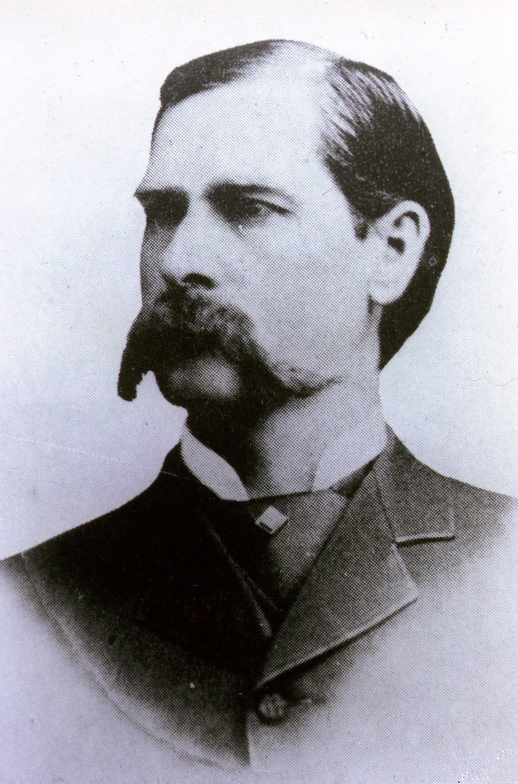 http://1.bp.blogspot.com/-rM8jXyIh06M/UHTZMJAtKhI/AAAAAAAAE5w/tfTHbeyS8ec/s1600/04%20wyatt-earp-in-1887.jpg