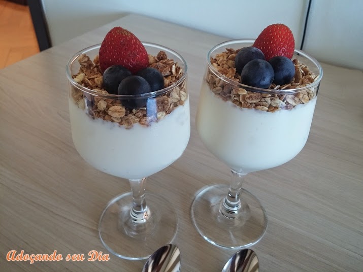 CREME DE IOGURTE NATURAL COM GRANOLA Adoçando seu dia