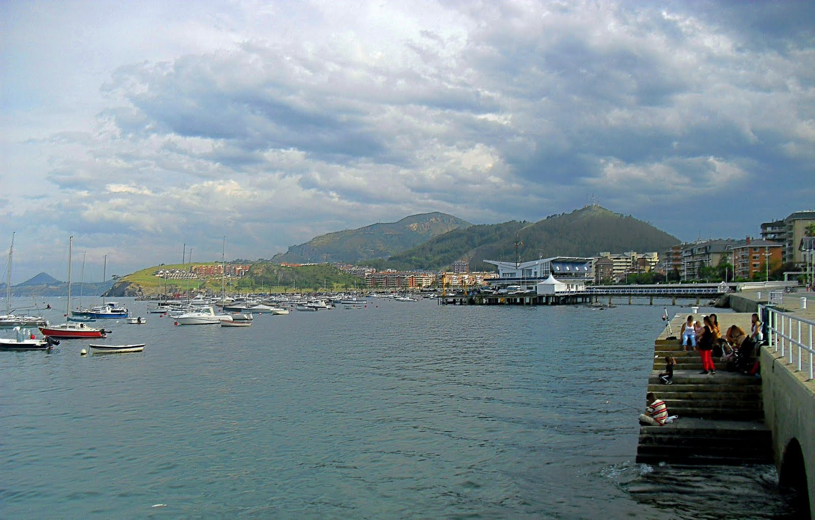 playas y paseos por la costa PUERTO PESQUERO DE CASTRO URDIALES