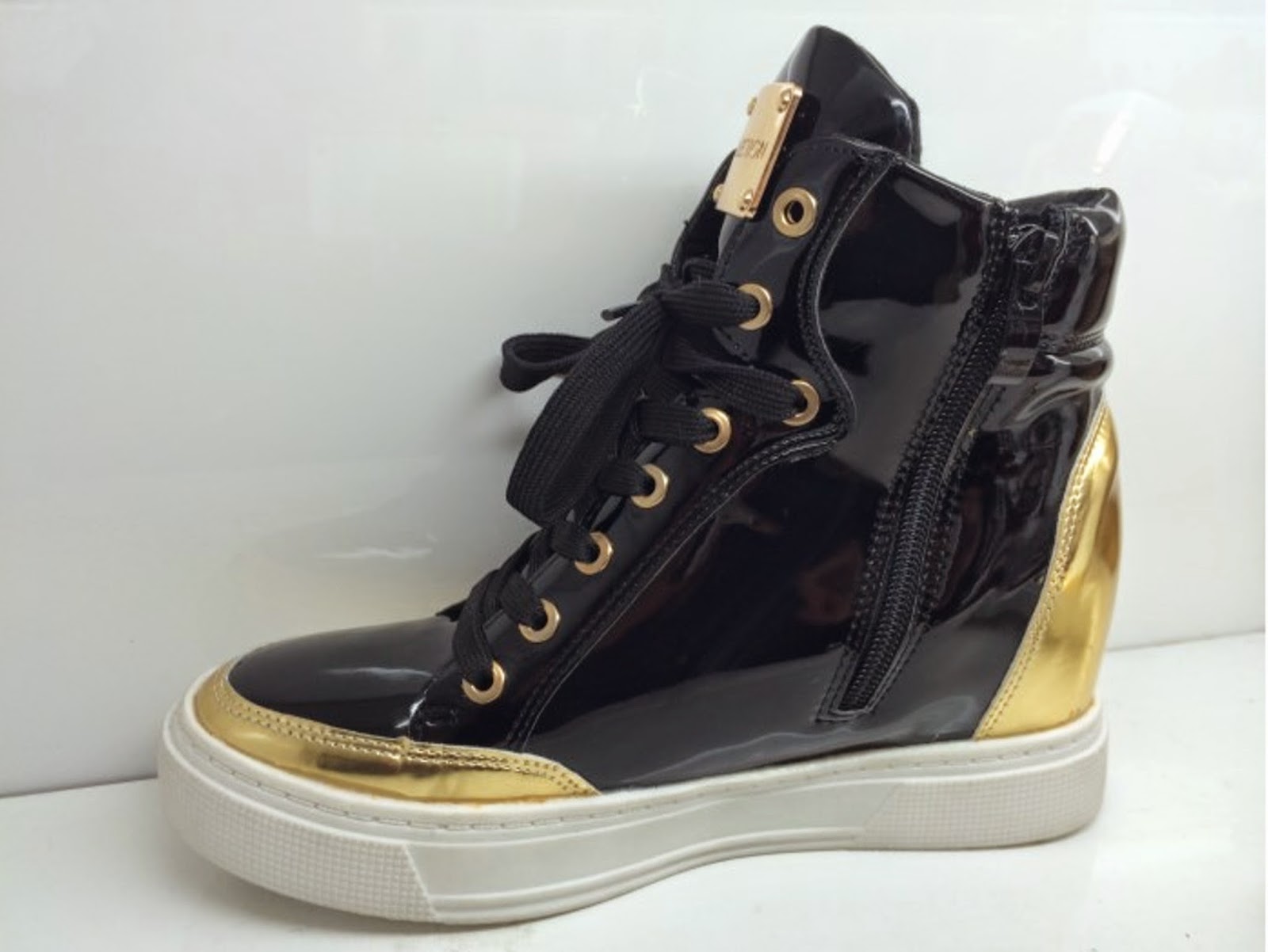 chaussure noir et or