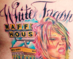 se tatua un rostro  que dice: white trash
