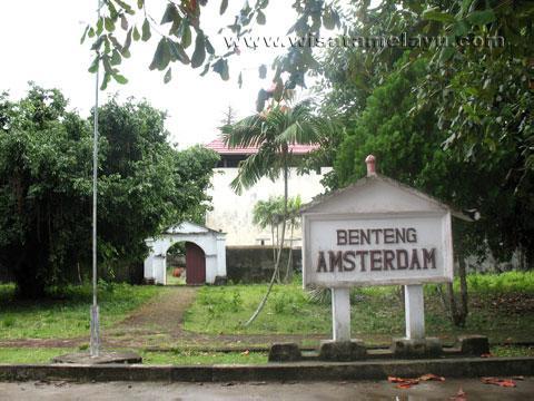 BENTENG AMSTERDAM, GEREJA TUA IMANUEL & MESJID TUA WAPAUE (MENYUSURI