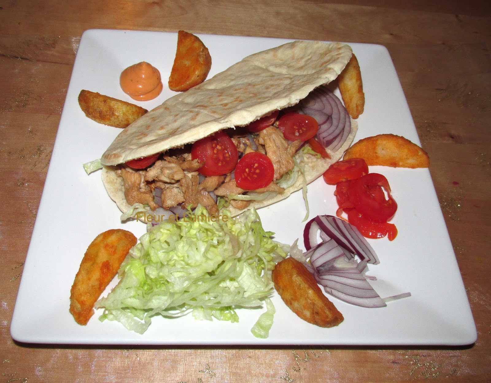 Fleur et Lumière Kebab salade tomate oignon maison ^^ Dinde, sauce