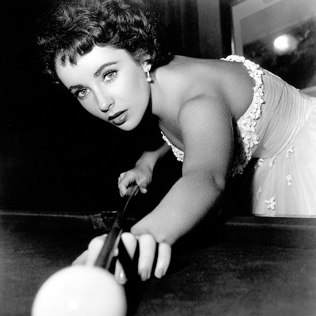 Fascinating Historical Picture of Elizabeth Taylor in 1953 