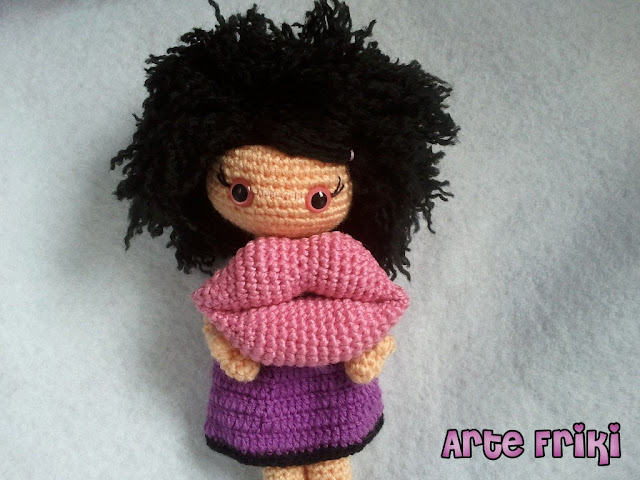 muñeca amigurumi doll crochet ganchillo labios lips kiss beso plush