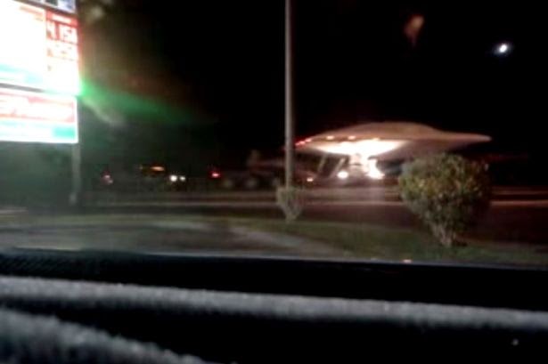 Zona 51 UFO-being-towed