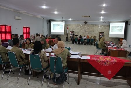 Sejumlah peserta perwakilan SKPD Kabupaten Sragen melakukan FGD membahas masalah dan strategi program gender dan anak Kabupaten Sragen di Ruang Sukowati Sekda Kabupaten Sragen (22/03/11).