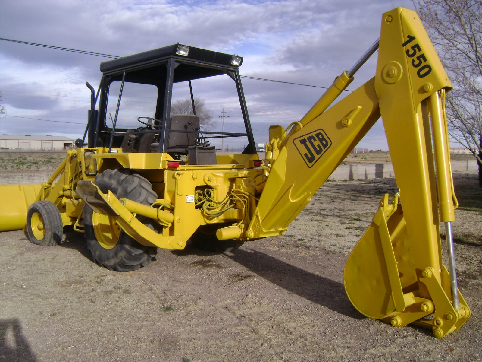 MAQUINARIA AGRICOLA INDUSTRIAL Retroexcavadora JCB 1550