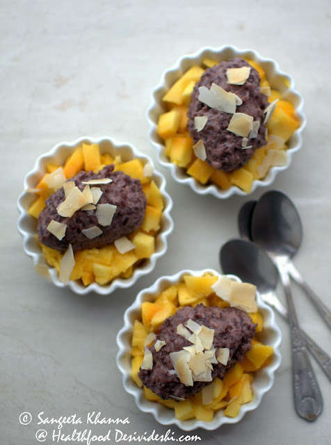 black sticky rice with mangoes 