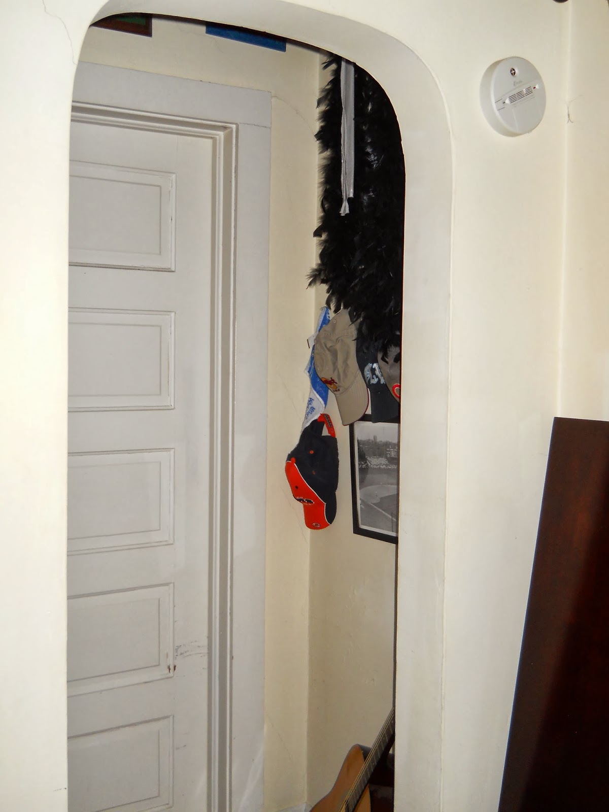 Foodigen A Simple Coat Rack for a Small Apartment