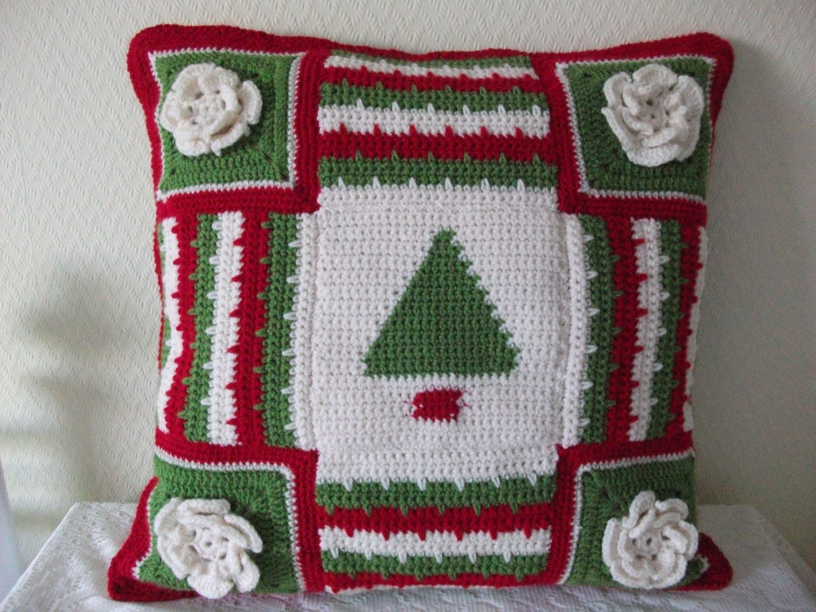 .Linda's Crafty Corner Christmas cushion