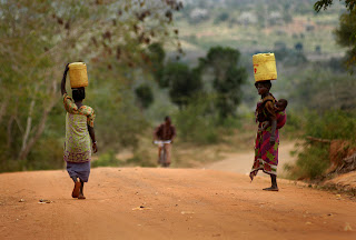 Reencarnaciones Mujeres+llevando+agua
