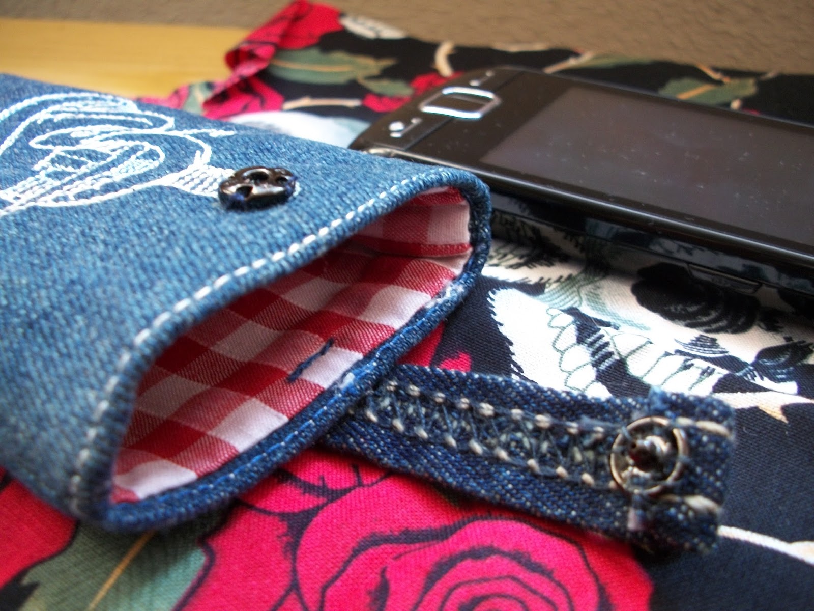 Jolanda's Sewing Corner embroidered mobile phone cover