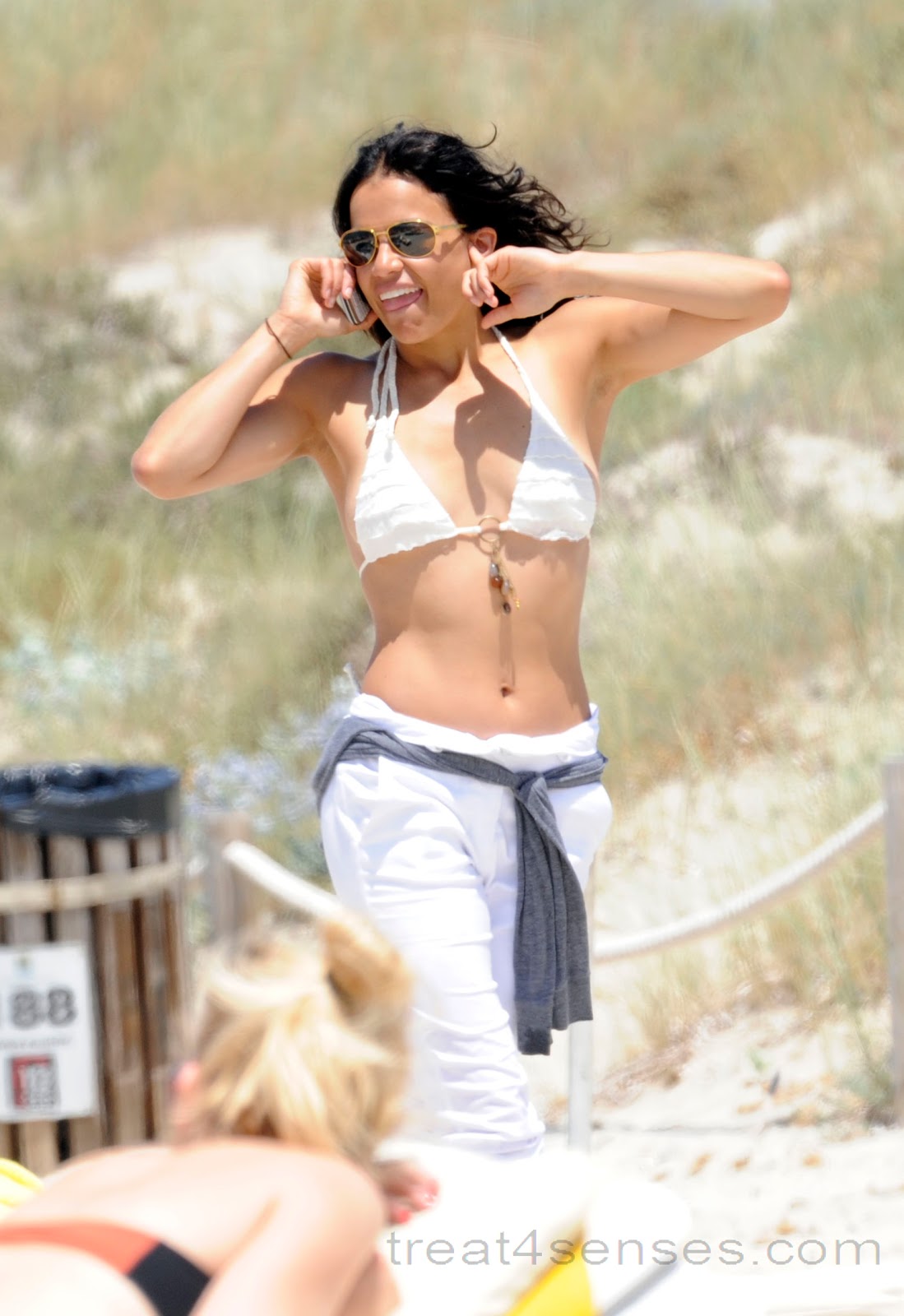 http://1.bp.blogspot.com/-rjGK-dd4tkI/UHL5WuDoRKI/AAAAAAAAKss/9oruBAqmtps/s1600/michelle_rodriguez_formentera_beach_treat4senses_6.jpg