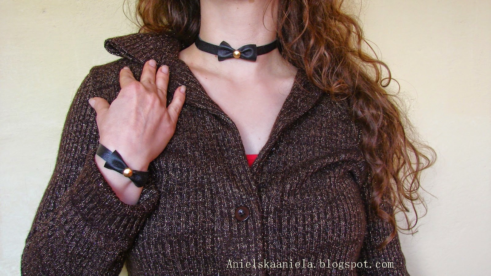 http://anielskaaniela.blogspot.com/2015/02/diy-tutorial-leather-bow-torque-collar.html