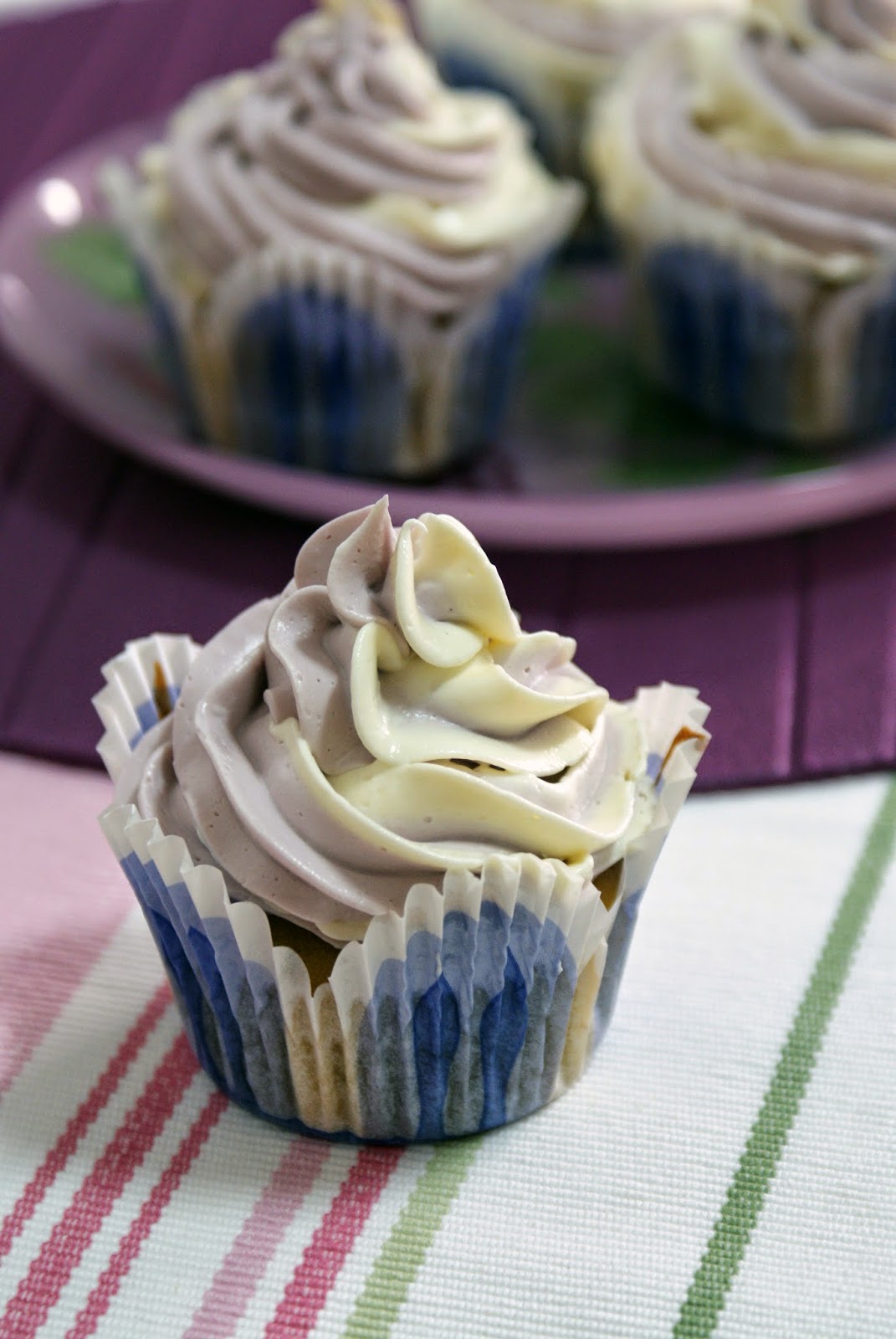 Cupcakes De Violetas Y Chocolate Blanco Y Mini Tutorial De Decoración Bicolor
