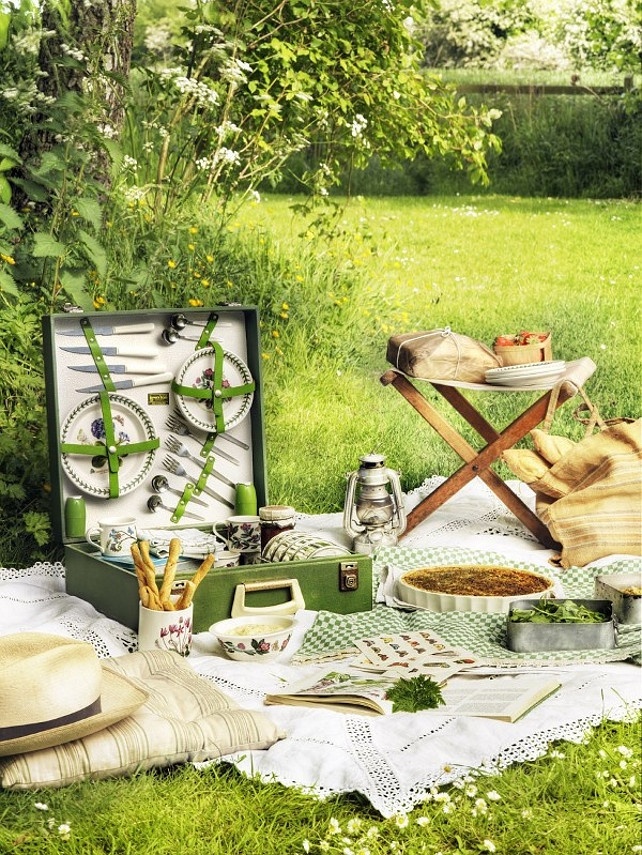 Glamour Begins At Home: Entertaining Outside