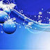 Wallpapers de Navidad - Feliz Navidad - Esferas azules colgadas con fondo azul 
