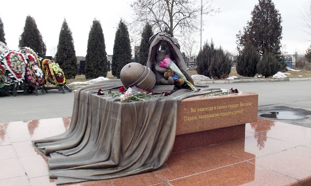 Город Ангелов - мемориальное кладбище жертв бесланского теракта в 2004 году. Беслан, 2012 год
