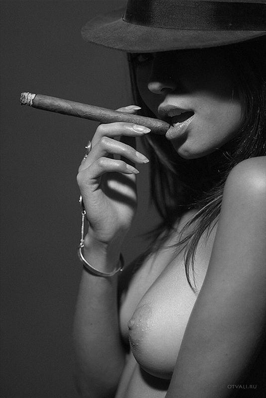 Красивая эротика курящих женских тел  16 фото