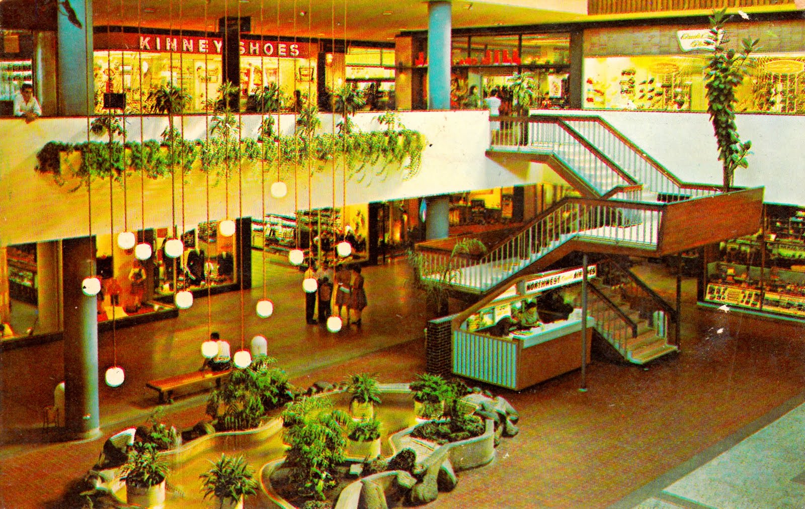 Classic photos: Woodfield Mall -- Chicago Tribune