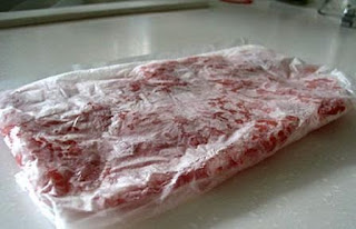 Daging dibungkus agar tidak beku di freezer Daging dibungkus agar tidak beku di freezer