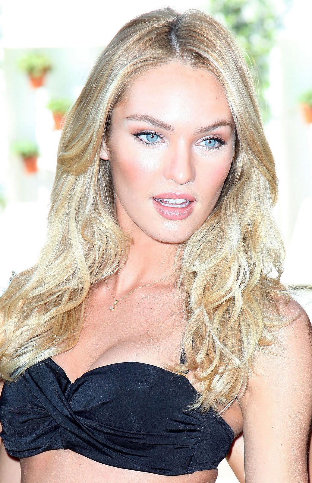 http://1.bp.blogspot.com/-rzbdPbG7SUA/TxBtrb1lZvI/AAAAAAAAAI8/hKSkO3TBXfE/s1600/candice%2Bvictorias_secret_24_wenn3273062.jpg