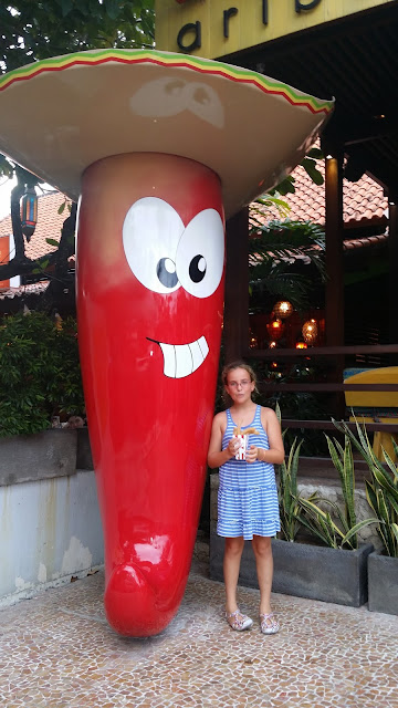 Macarena comiendo churros en Bali