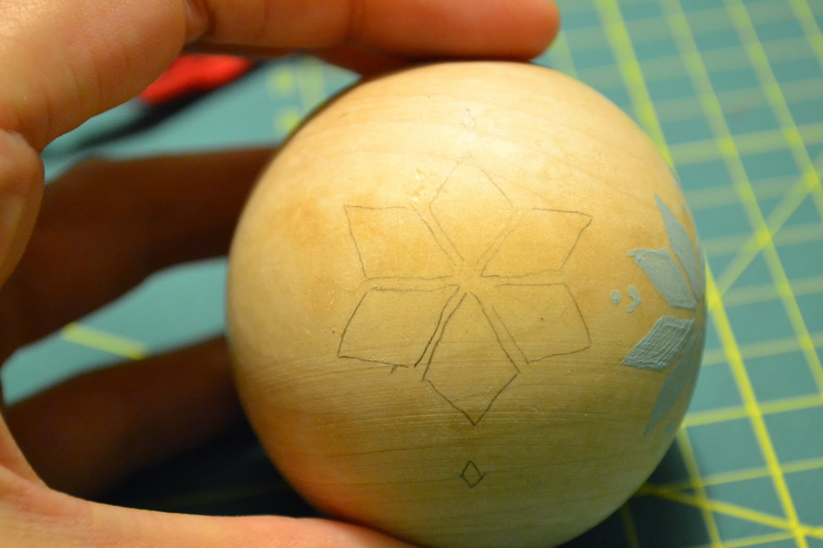 Weihnachtskugeln selber machen, Holzkugeln bemalen