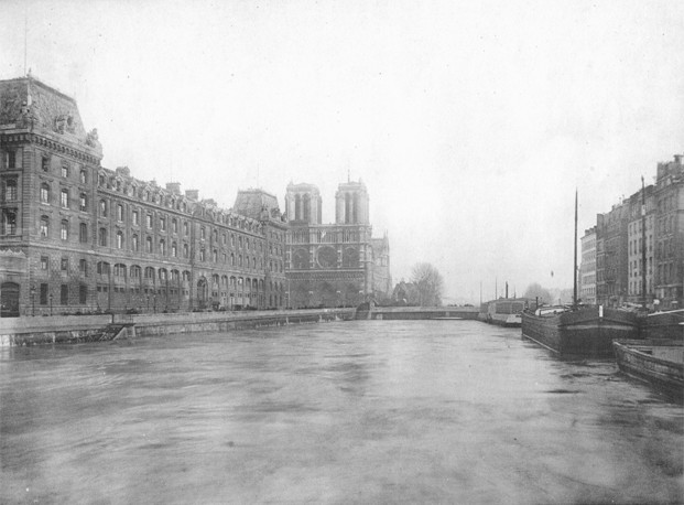 Amazing Historical Photo of Notre Dame Paris in 1910 