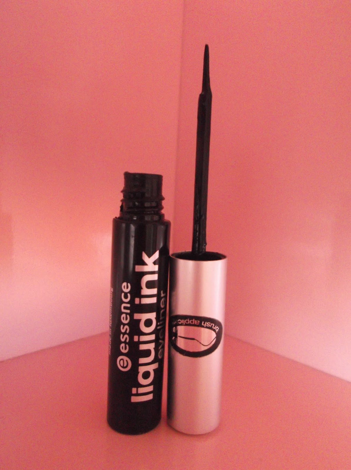 Liquid Ink Eyeliner di Essence TipsINaClick