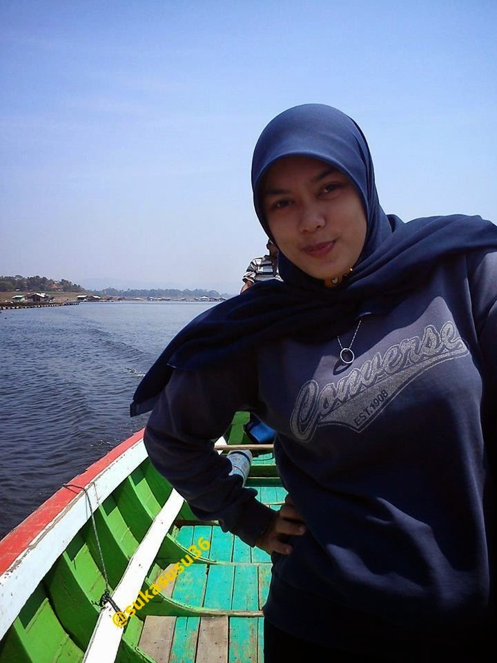 Selfie di Atas Perahu | Hijab Style