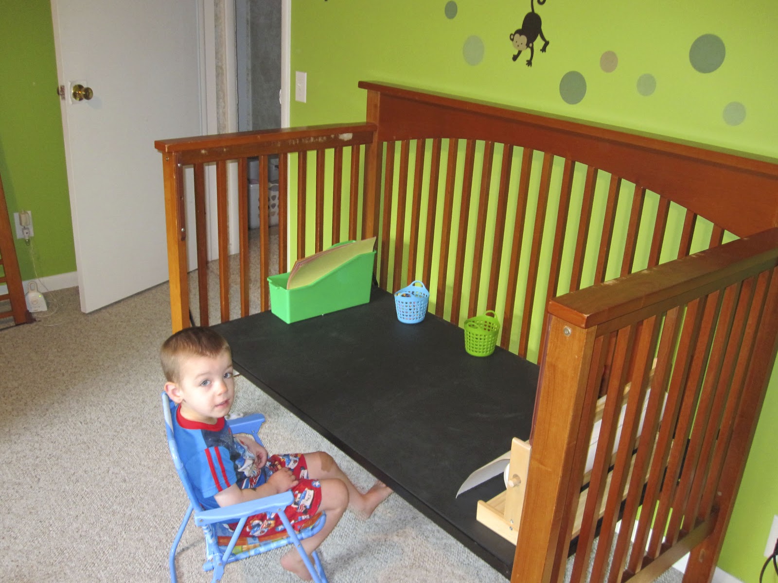 The Blue Ladybug Mamas Repurposed Crib > Chalkboard art table