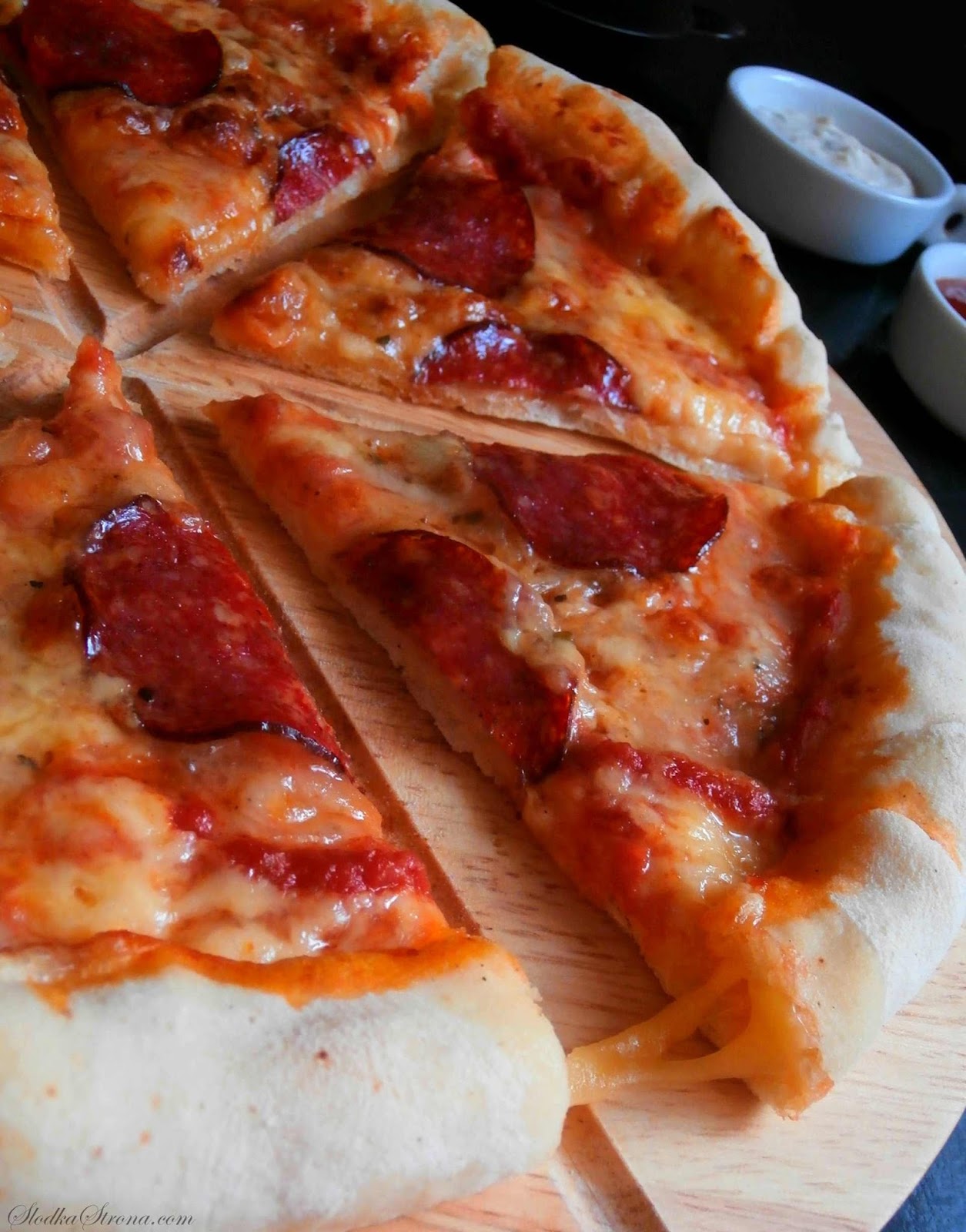 Słodka Strona Domowa Pizza z Salami i Serem w Brzegach (Rantach)