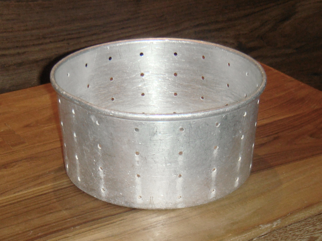 Le Galetas Brocante Moule de faisselle rond en aluminium